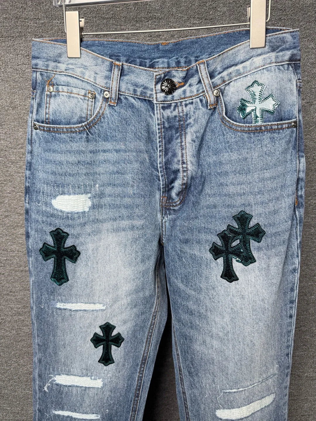 P290 💰 (top version) Croxin & 𝐂𝐡𝐫𝐨𝐦𝐞 𝐇𝐞𝐚𝐫𝐭 ss25 blue pants starry sky ripped button jeans. Styles with different wash textures are very friendly to people with thin legs. The slightly flared version perfectly modifies the leg shape. The timeless and moderate length makes it easy to match and match. It is the basis for various styles and is a must-have in your wardrobe! The fabric is stiff but also makes the upper body soft without losing texture. The washing process is even more perfect. It is a must-have item for everyone! ! ! Washed wheat, hang tag, pants label, complete with three labels Color: blue Size: 28-30-32-34-36 (corresponding to S-M-L-XL-XXL)